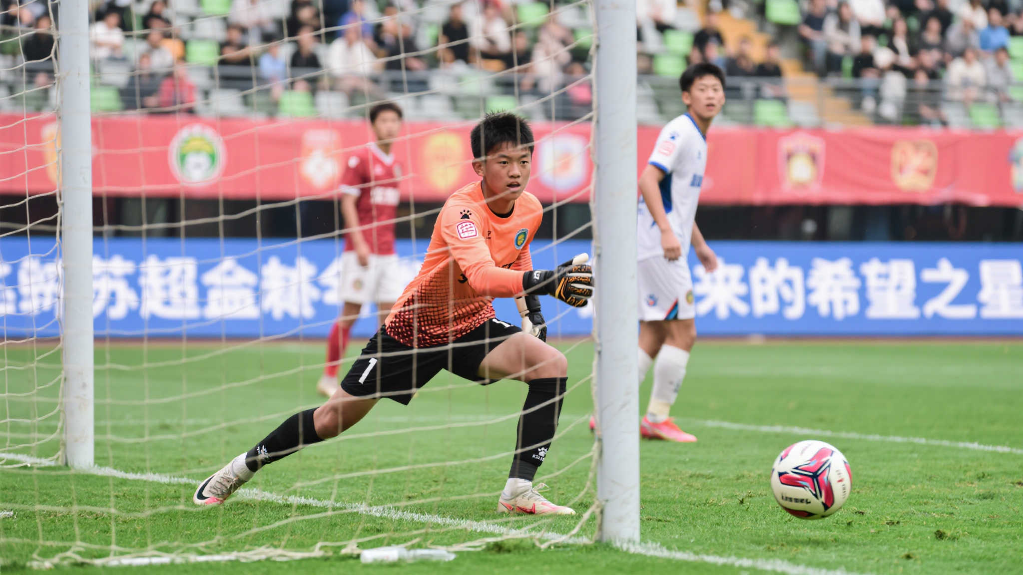 青春无敌!盐城队门将严子航:高二学子闪耀苏超赛场 在足球这项运动中,尤其是门将位置,心理素质往往比技